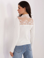 Ecru sweter z koronkowym golfem