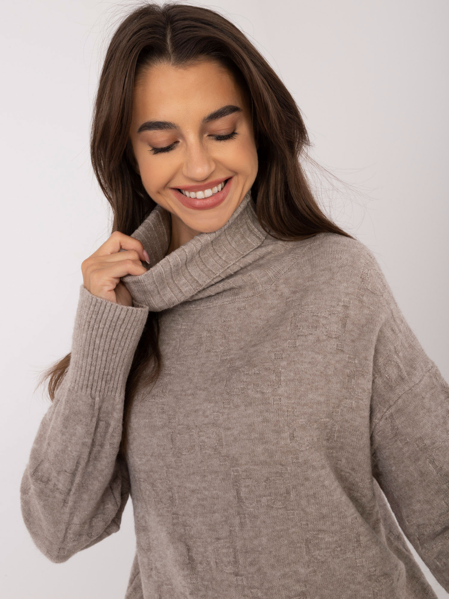 Sweter ciemny bezowy