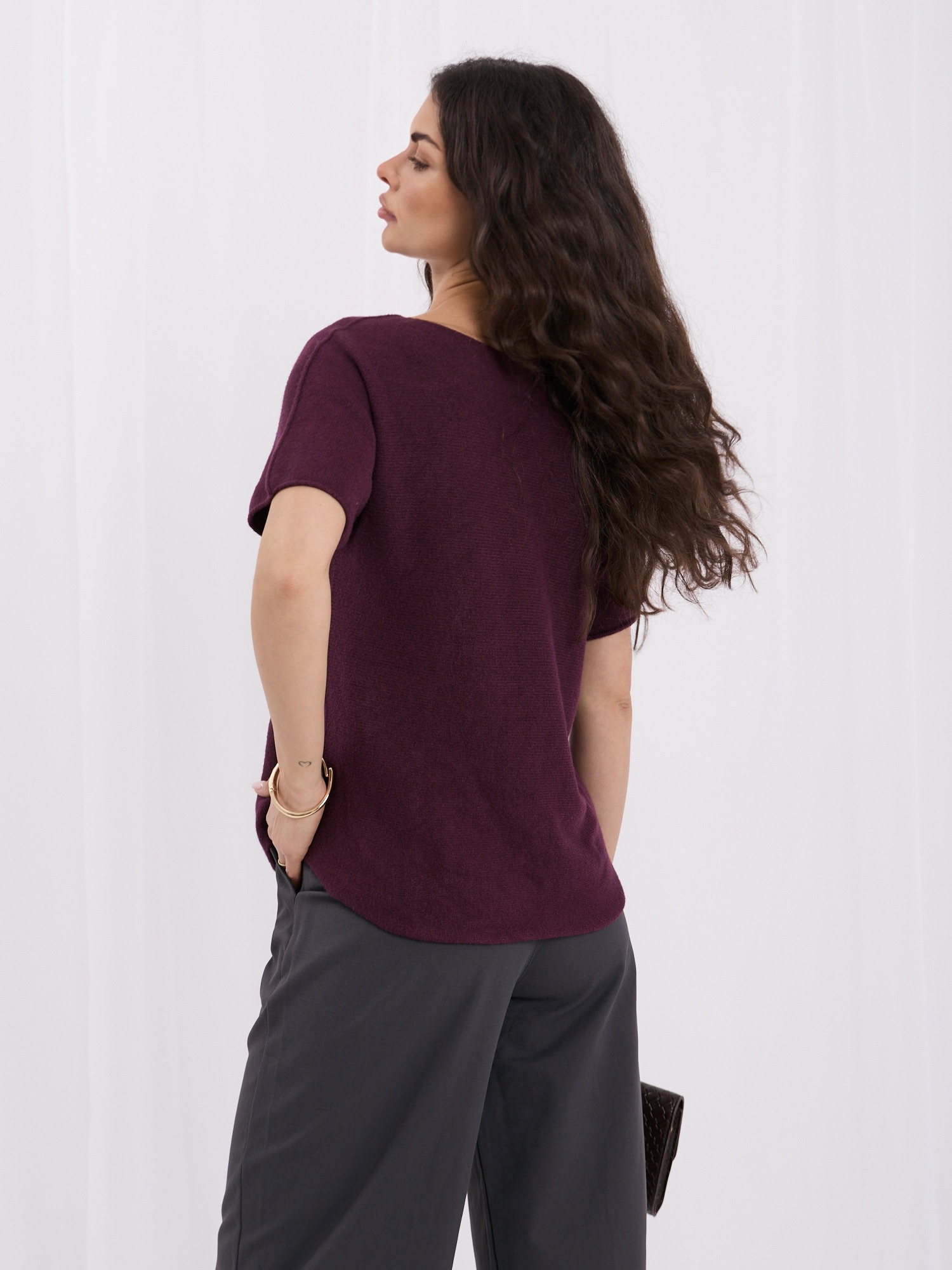 Dunkellila beidseitiger Pullover mit breiten Ärmeln.