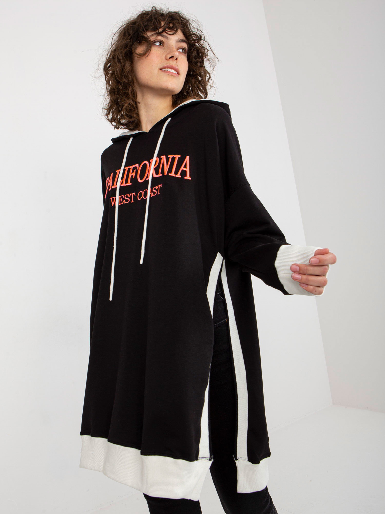Czarna długa bluza oversize z napisem i kapturem
