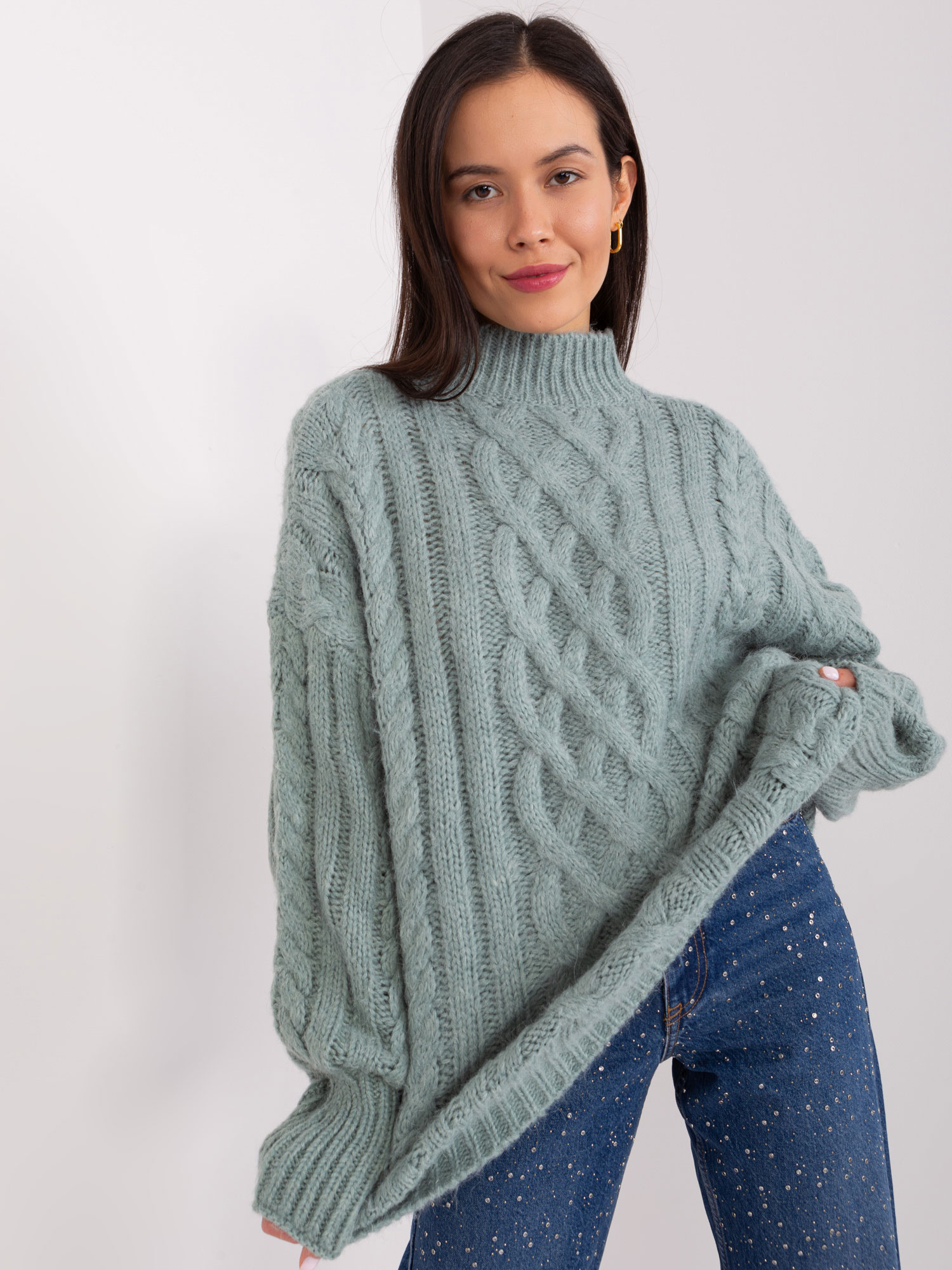 Miętowy sweter z warkoczami i ściągaczami