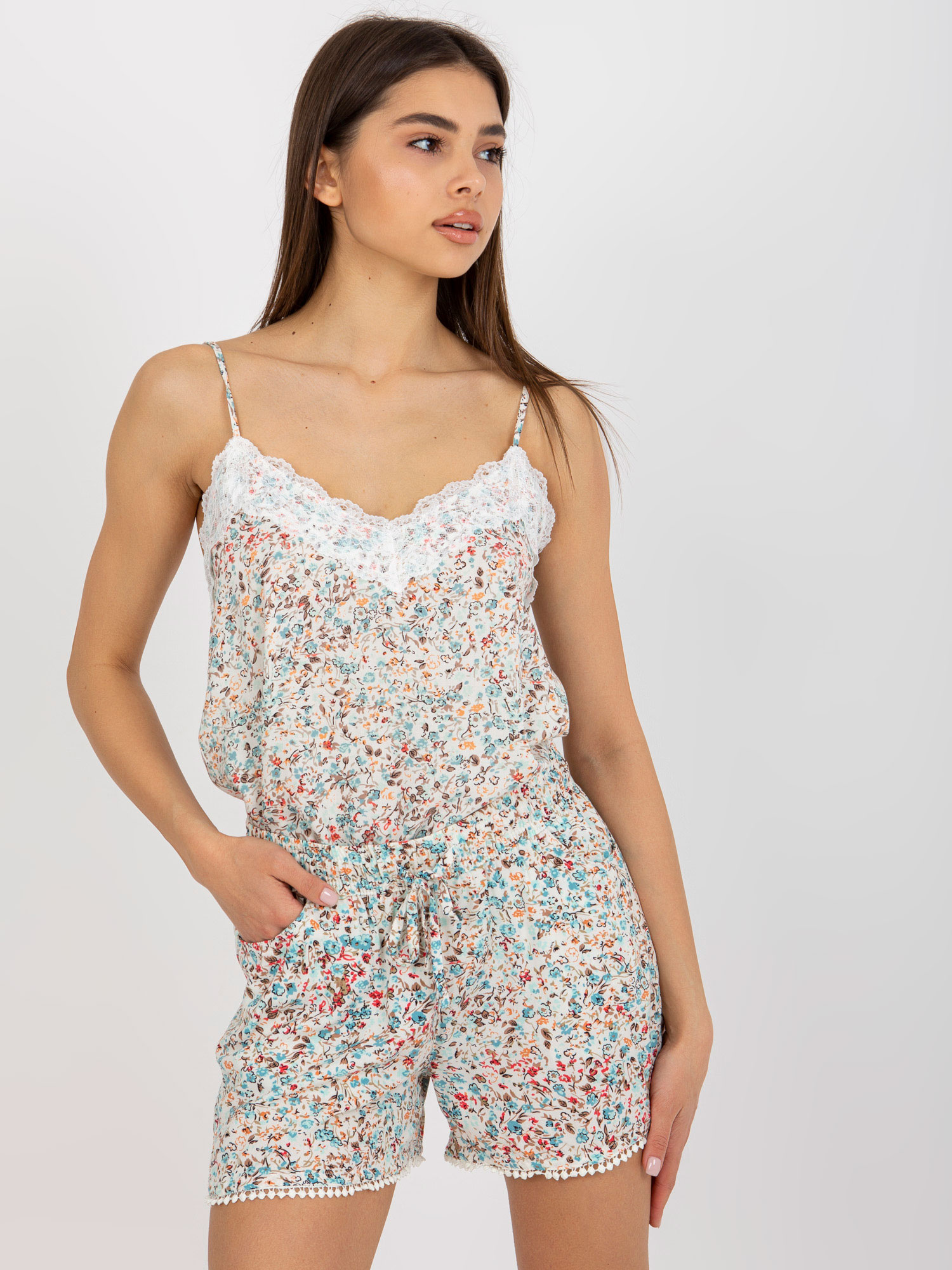 Białe letnie szorty casualowe w kwiaty FRESH MADE