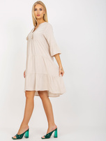 Jasnobeżowa sukienka oversize z falbaną i rękawem 3/4