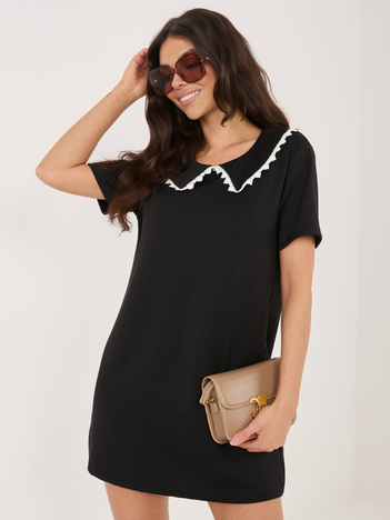 Czarna prosta sukienka z kołnierzykiem