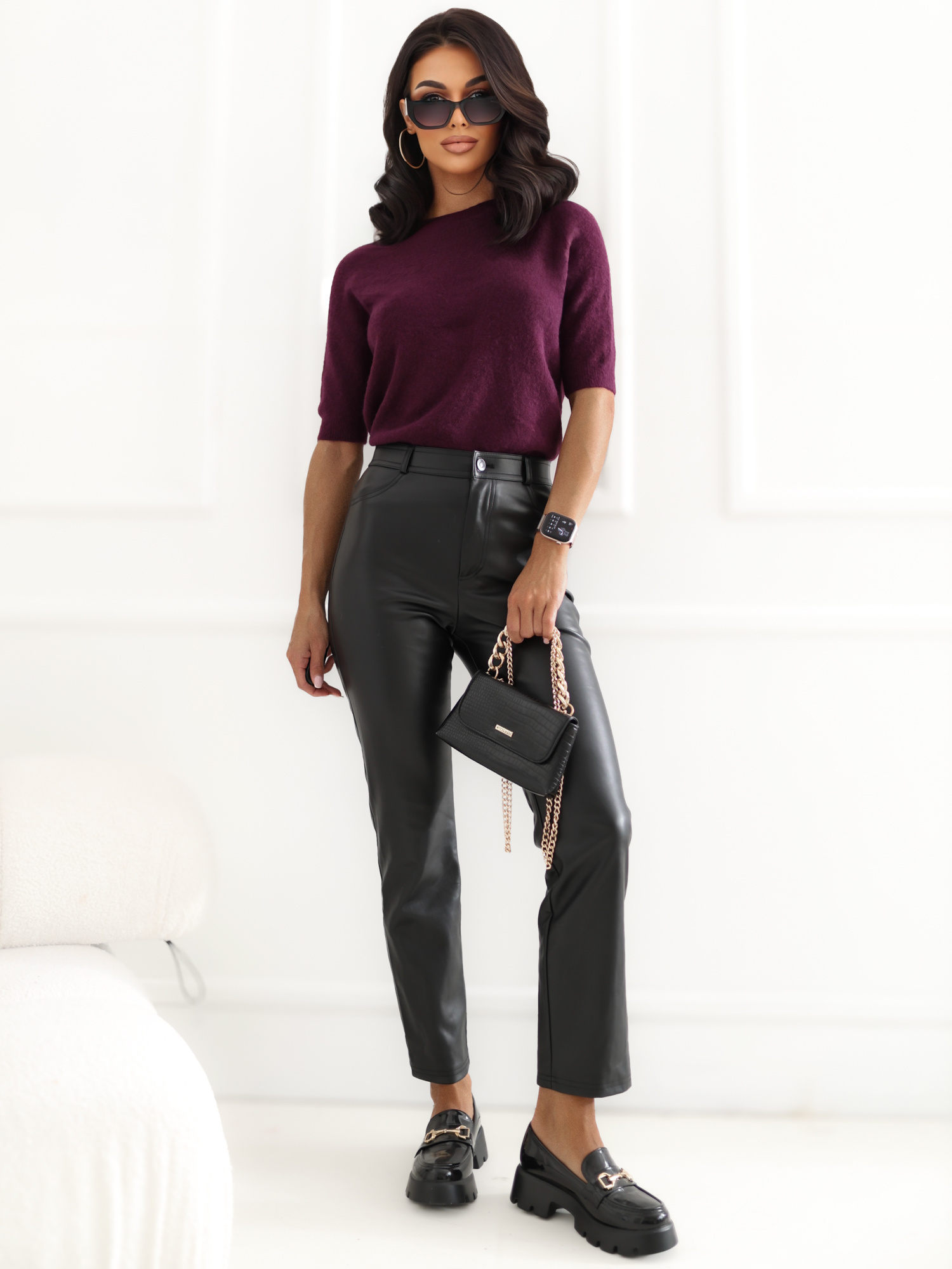 Dunkellila Basic-Pullover mit kurzen Ärmeln.