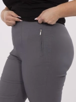 Grafitové elegantní kalhoty plus size s kapsami.