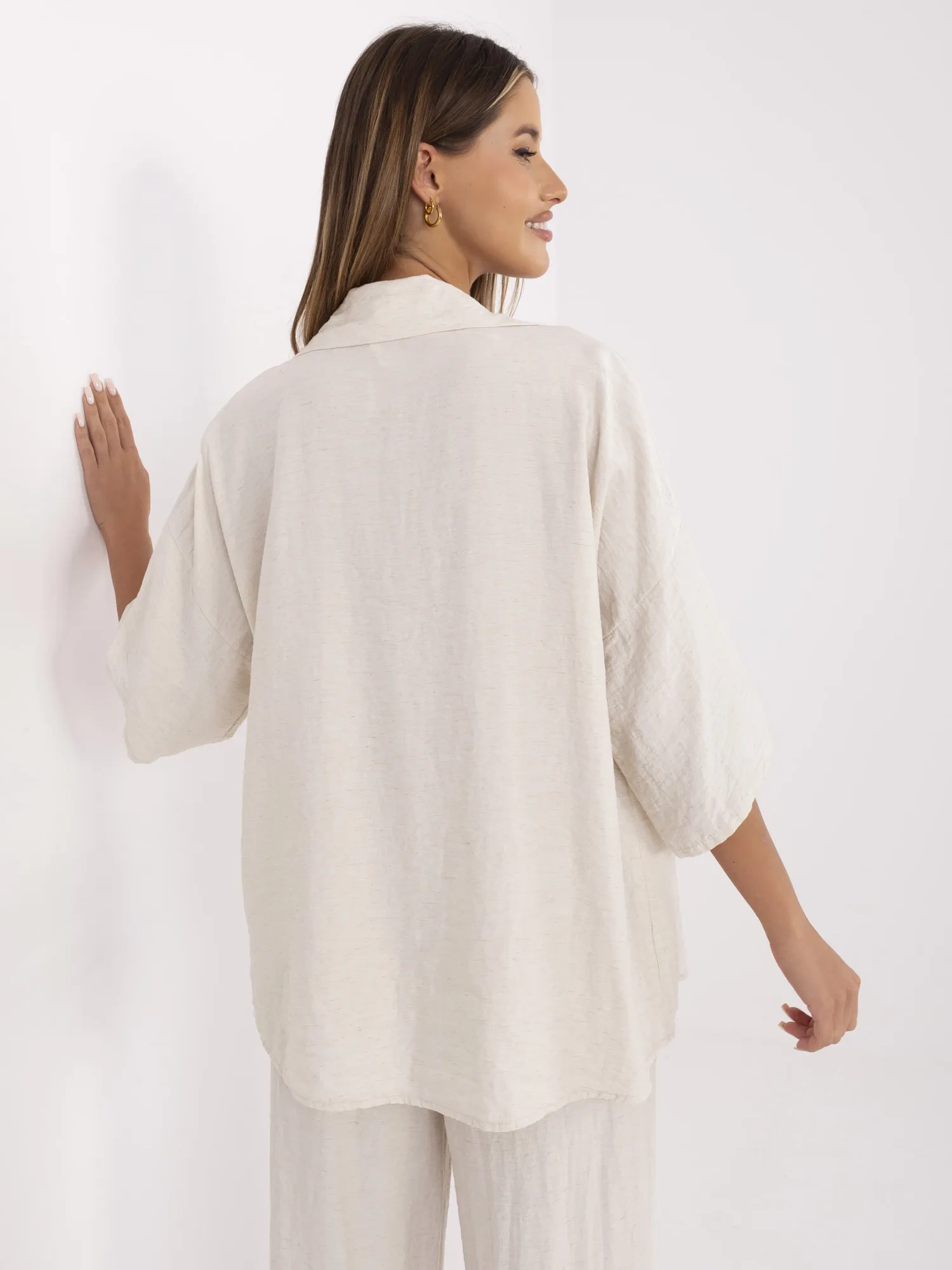 Helle beige Sommerbluse aus dem Set.