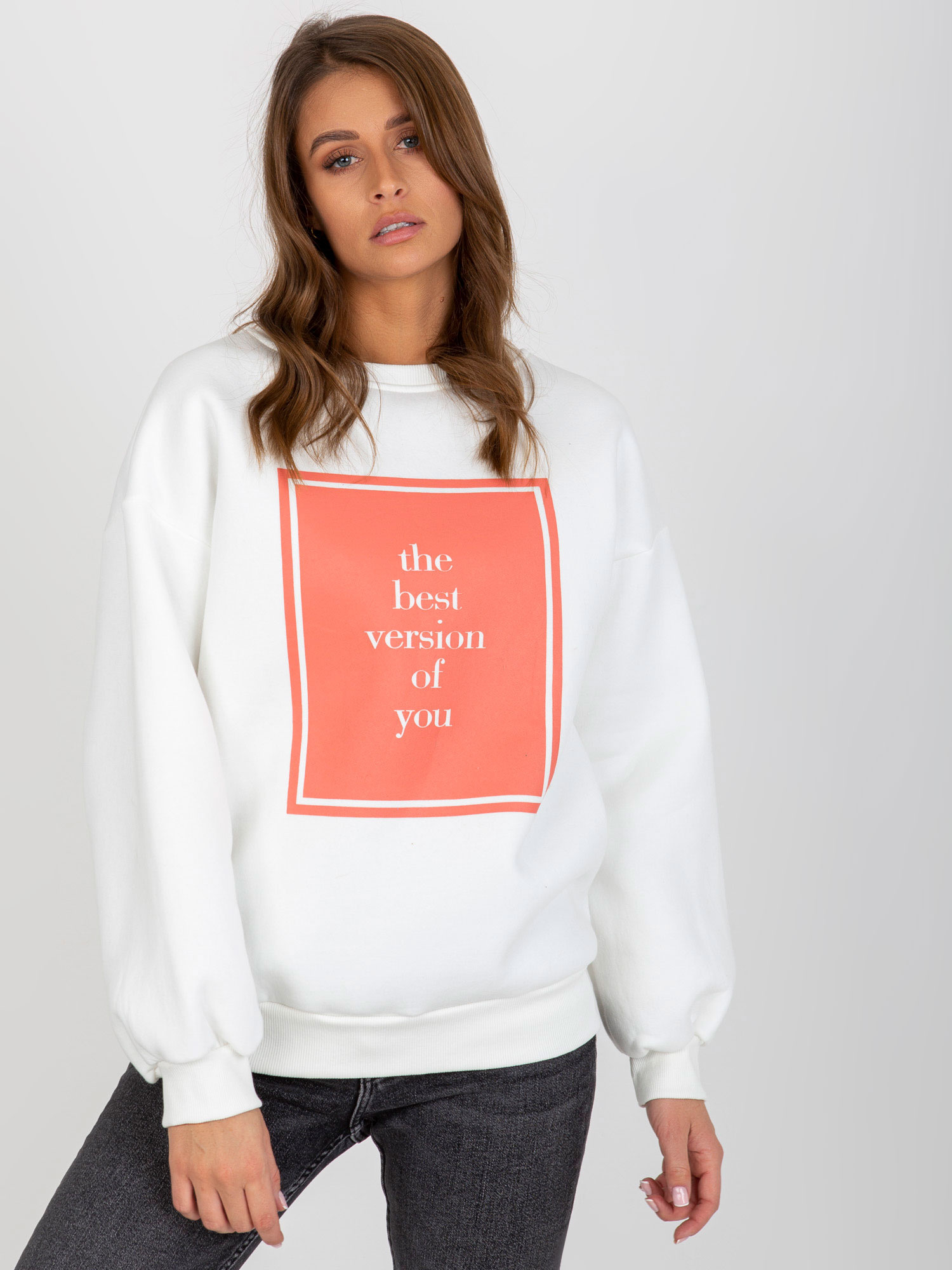 Hurtownia Ecru ocieplana bluza oversize z nadrukiem