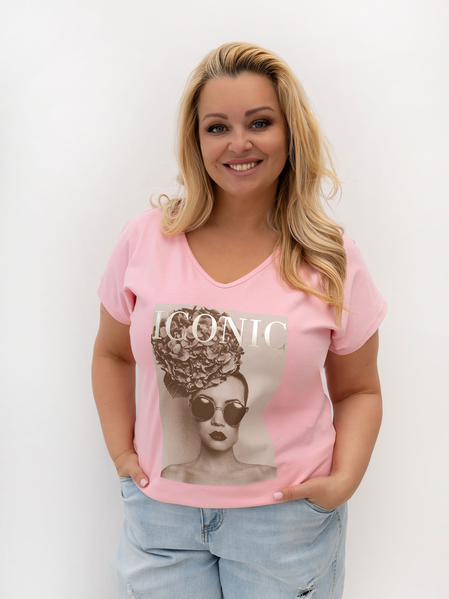 Světle růžové dámské tričko plus size z bavlny.
