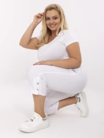Białe spodnie 3/4 plus size z guzikami na nogawkach