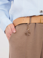 Ciemnobeżowe spodnie z ozdobną zawieszką RUE PARIS 