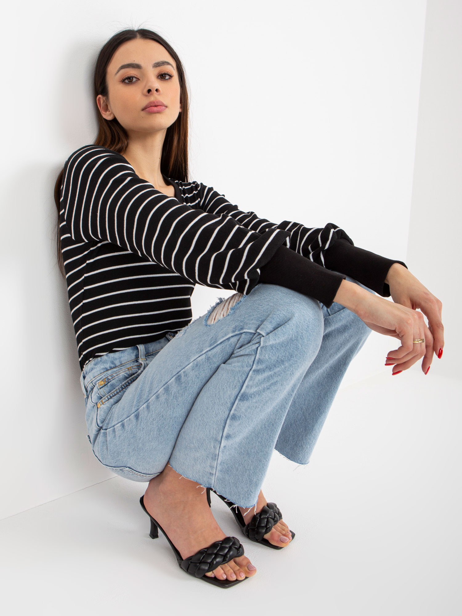 Schwarz-weiße, figurbetonte Basic FEEL GOOD Bluse mit Streifen.