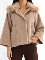Beżowy trapezowy płaszcz z zapięciem na guziki