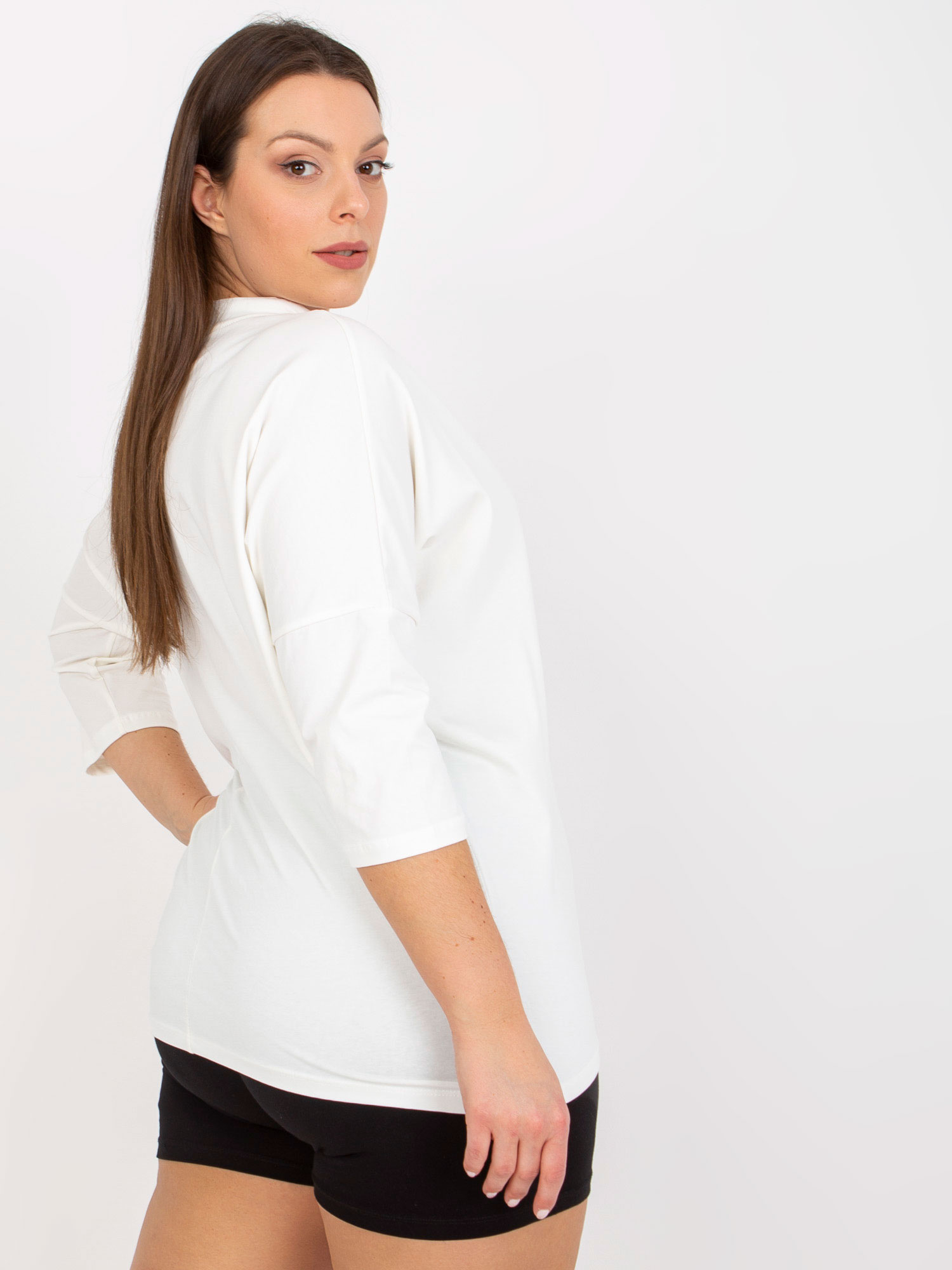 Ecru majica plus size z aplikacijo in tiskom.