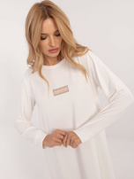 Hurt Ecru damska sukienka dresowa z naszywką 