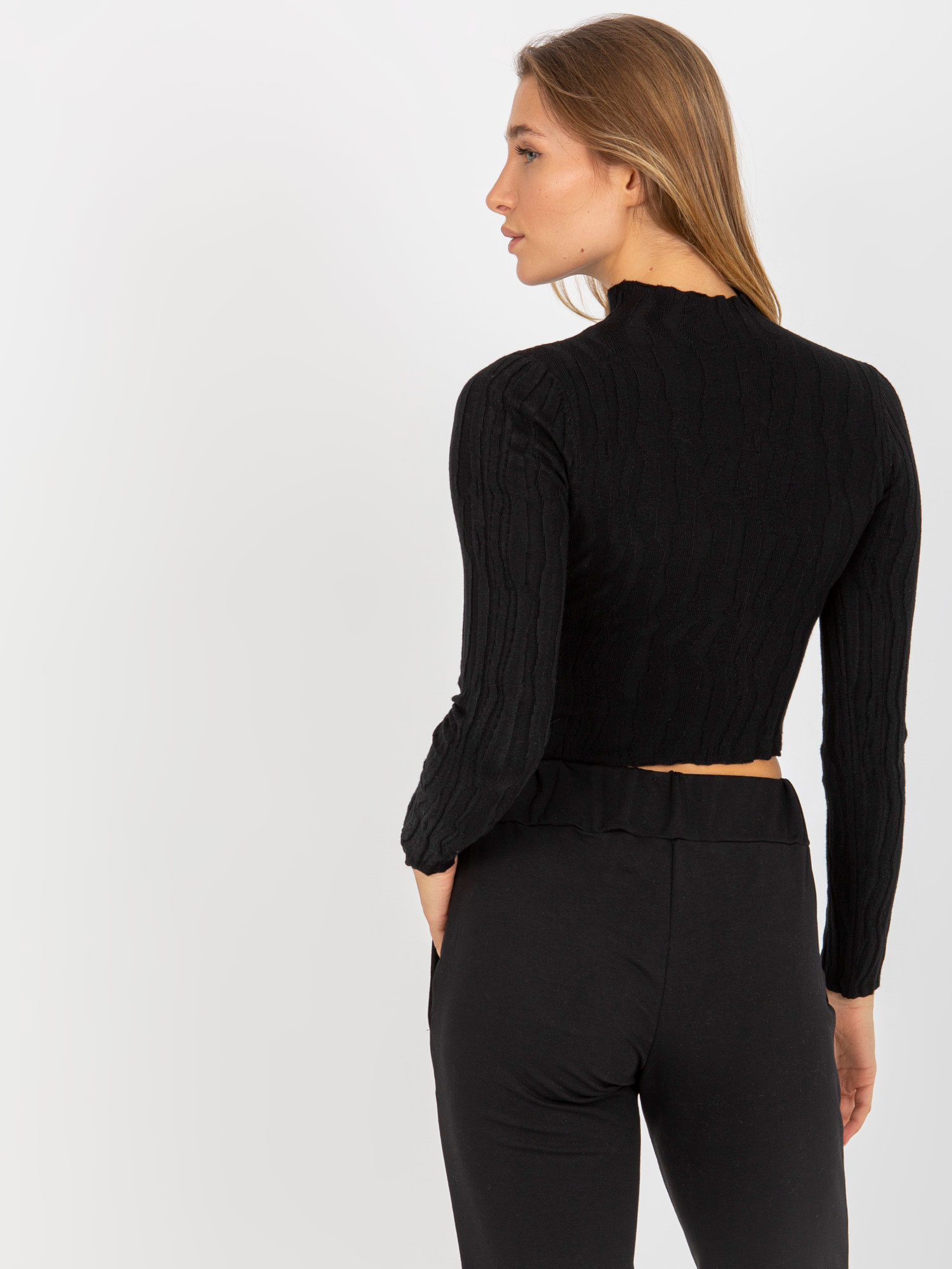 Czarny krótki sweter ze stójką z wiskozą