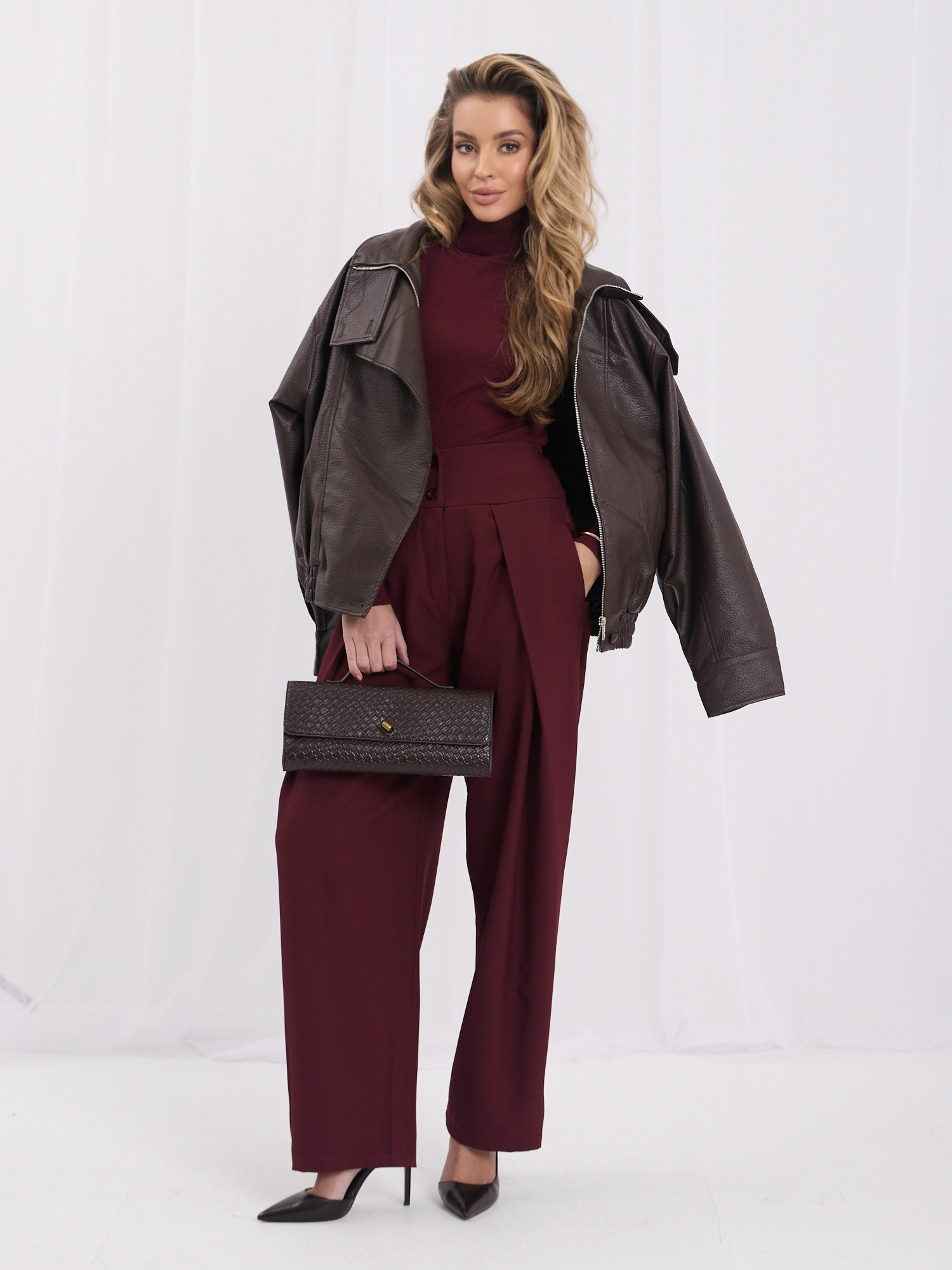 Bordowy  damski sweter basic z golfem
