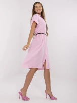  Jasnoróżowa muślinowa sukienka z guzikami 