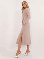 Hurtownia Beżowa koktajlowa sukienka z rozcięciem