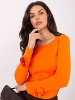 Pomarańczowa bluzka z ozdobnymi różami