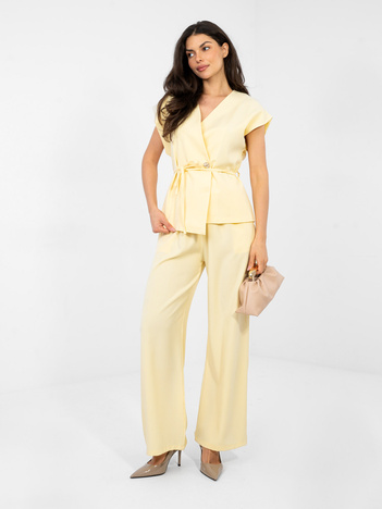 Pastelowy żółty komplet z ozdobnym guzikiem RUE PARIS 