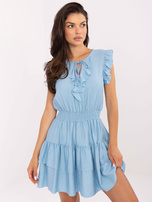 Jasnoniebieska sukienka z falbankami przy rękawach