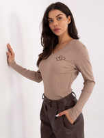 Ciemnobeżowa prążkowana bluzka z serduszkiem RUE PARIS