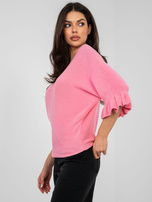 Pastelowy różowy damski sweter z rękawem 3/4