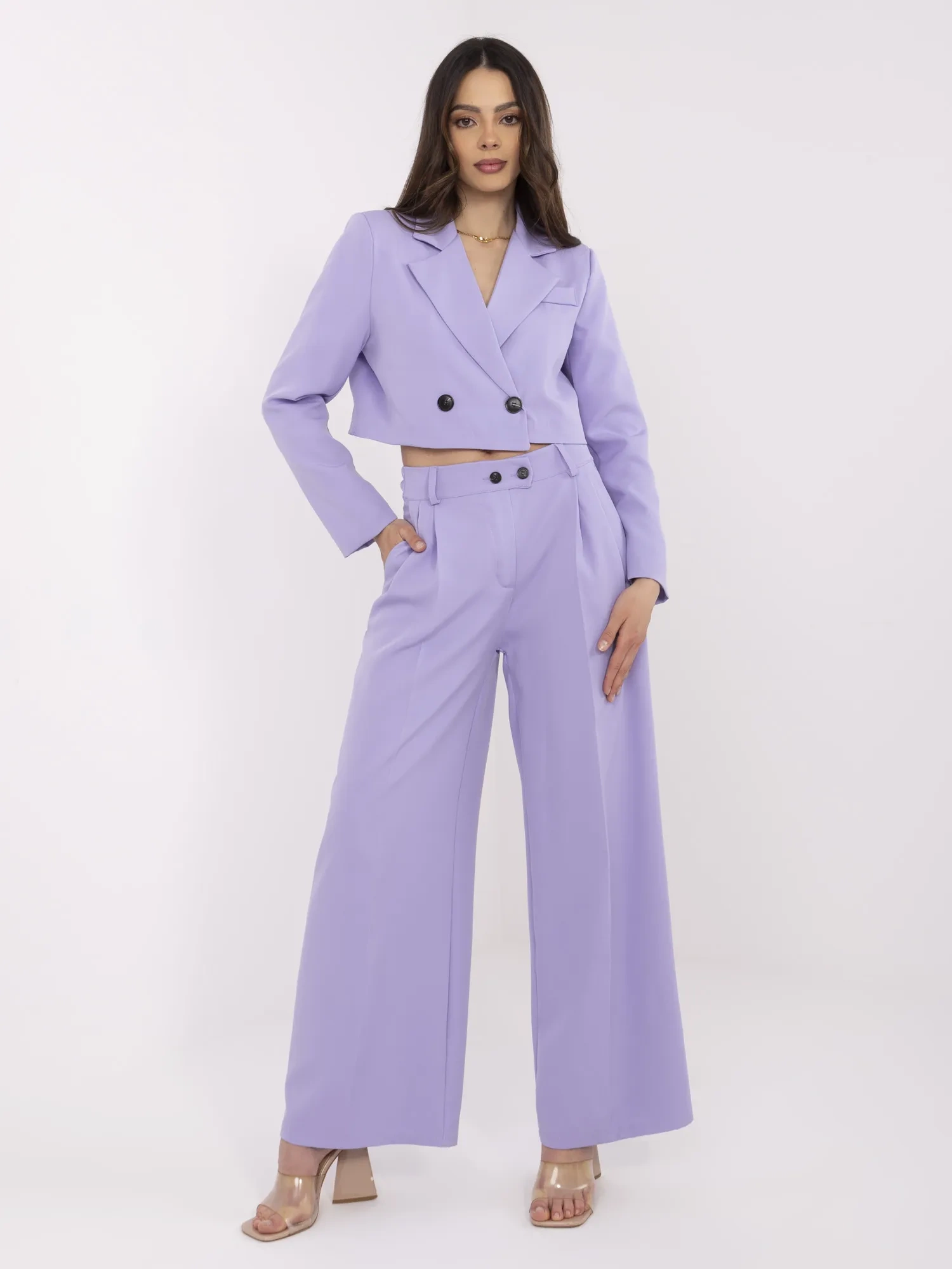 Lila elegantes Set mit Taschen.