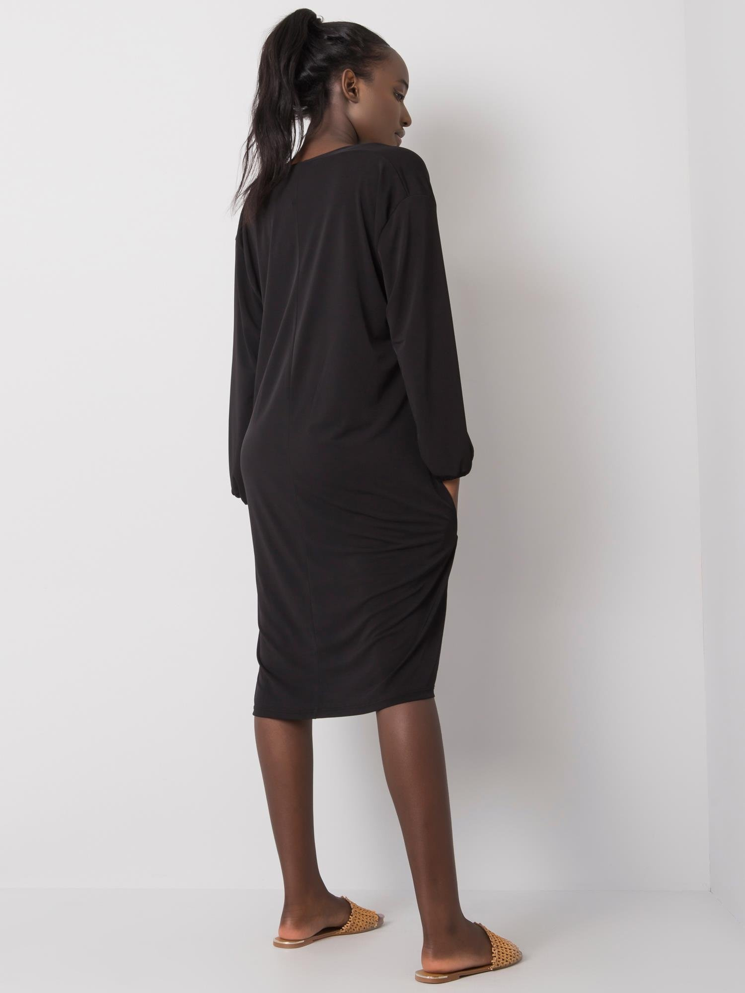 Schwarzes Kleid mit V-Ausschnitt Yetta.
