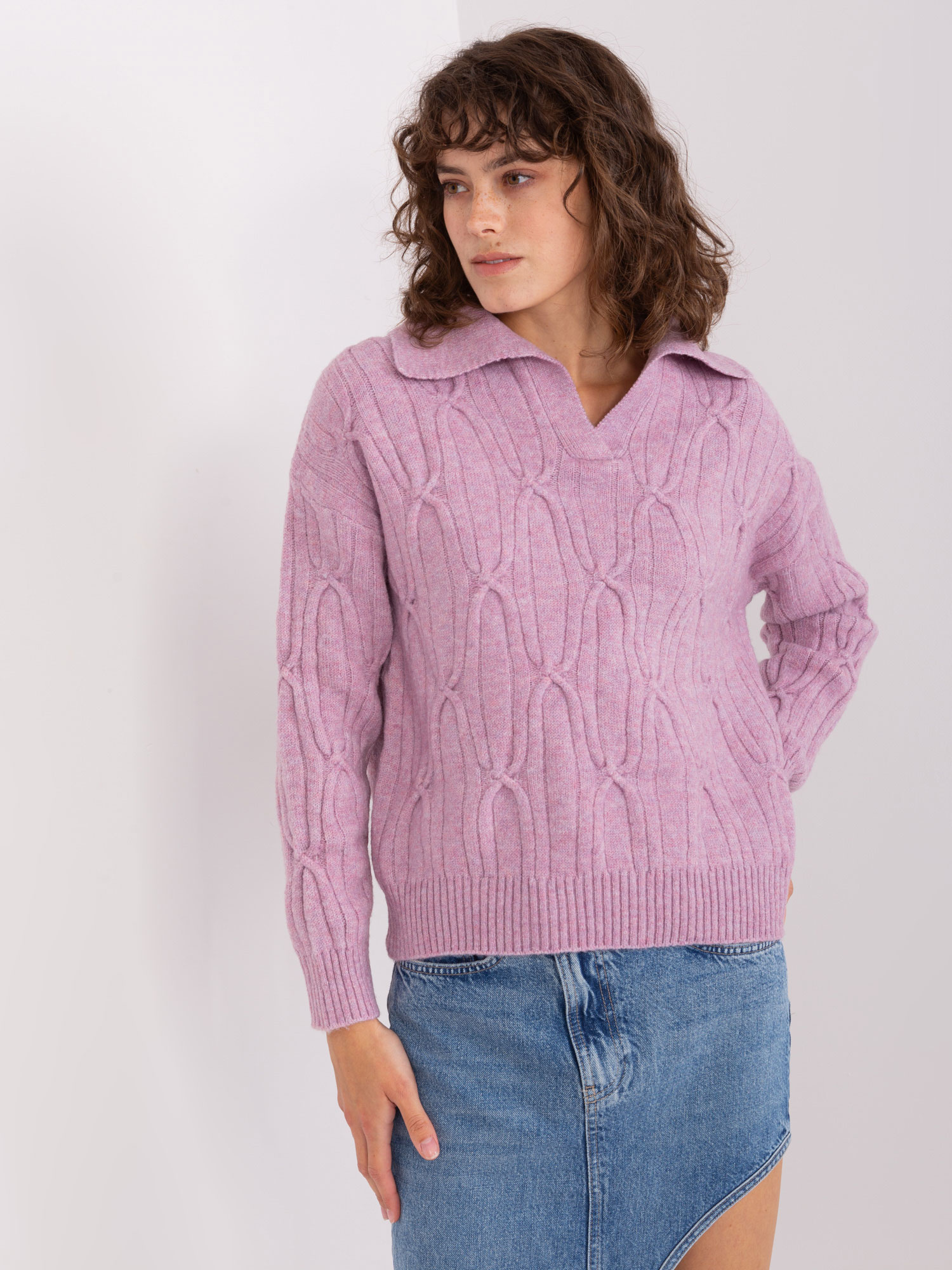 Jasnofioletowy dzianinowy sweter w warkocze