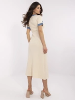 Beżowa dzianinowa sukienka z krótkim rękawem