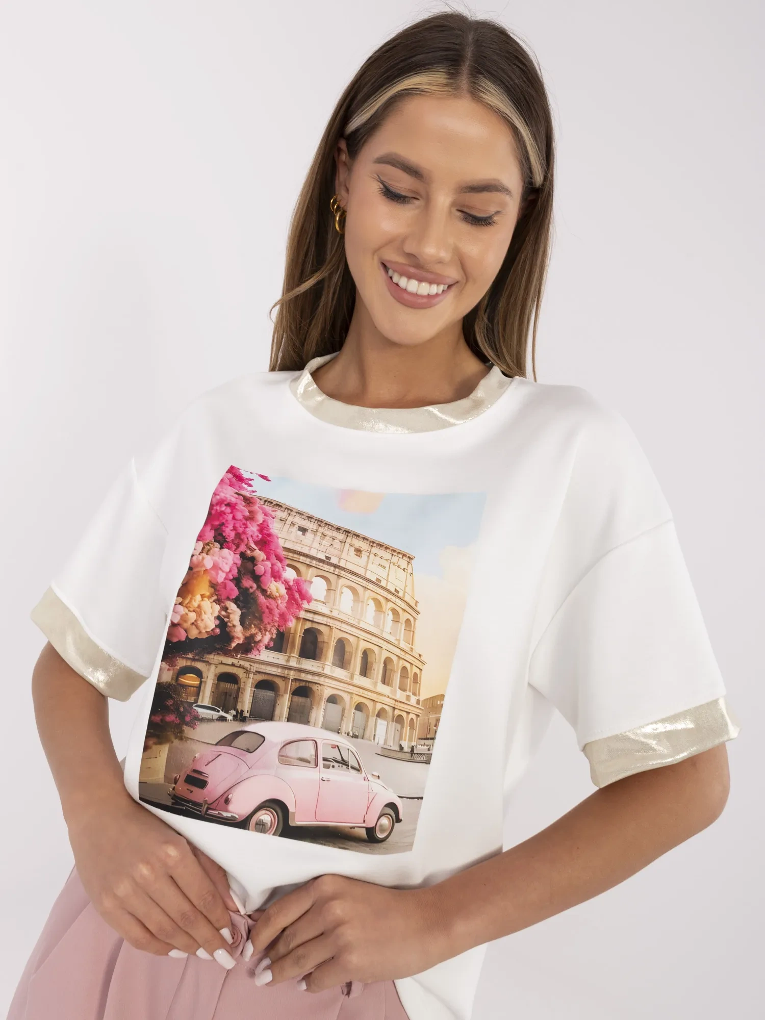 Ecru Damenbluse mit buntem Druck.