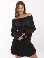 Juoda off-shoulder bluzonė su raišteliu aplink iškirptę.