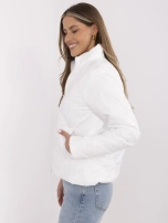 Biała pikowana kurtka damska z kieszeniami 