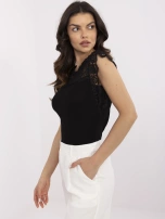 Czarna damska bluzka z koronkowym dekoltem