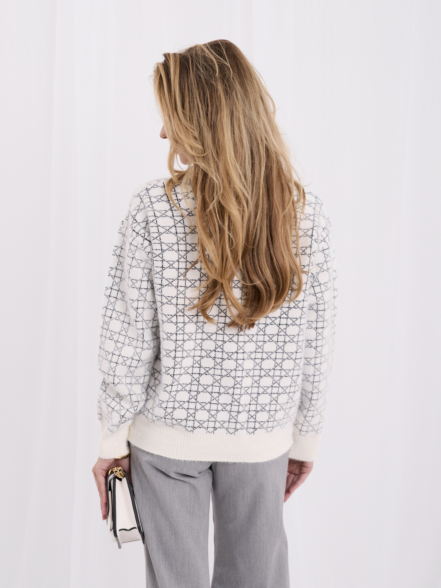 Ecru elegantní kardigan s geometrickým vzorem.