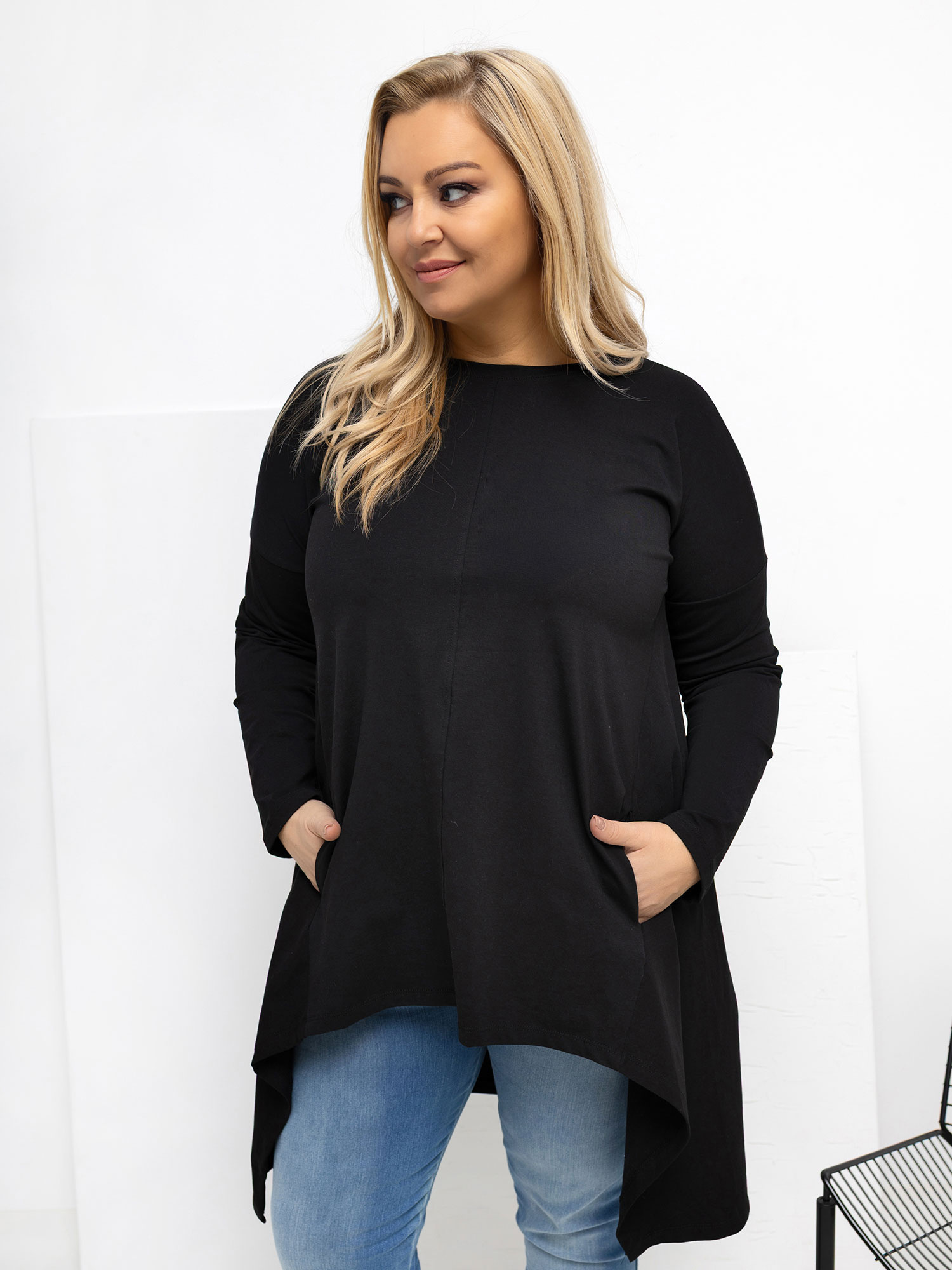 Černá dámská blůza plus size s kapsami.