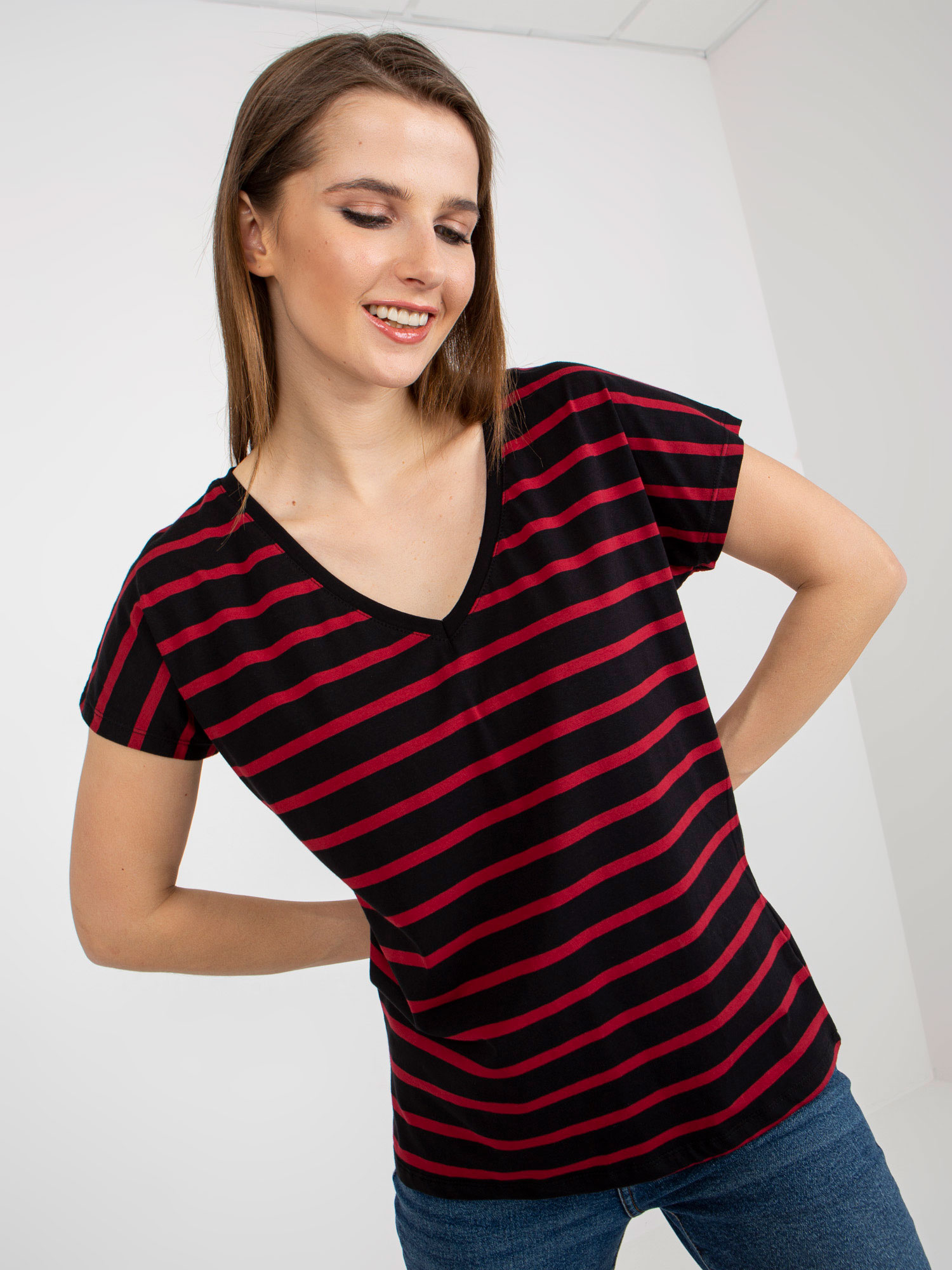 Czarno-czerwony damski t-shirt basic w paski z bawełny