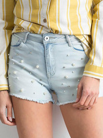 Helle blaue Jeansshorts mit Perlen.