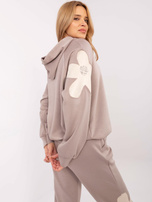 Hurtownia Ciemnobeżowy damski komplet z cekinami