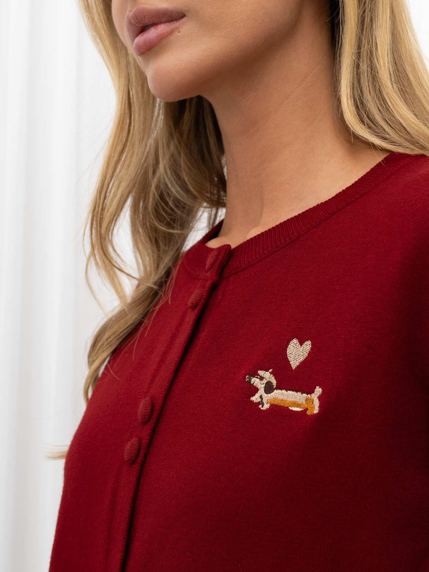 Bordeauxfarbener offener Pullover mit Hundemotiv.