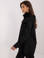 Hurtownia Czarna koszulowa bluzka z kwiatową broszką
