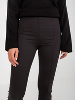 Hurtownia Czarne prążkowane legginsy z rozcięciami 