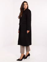 Czarny długi płaszcz z poduszkami na ramionach