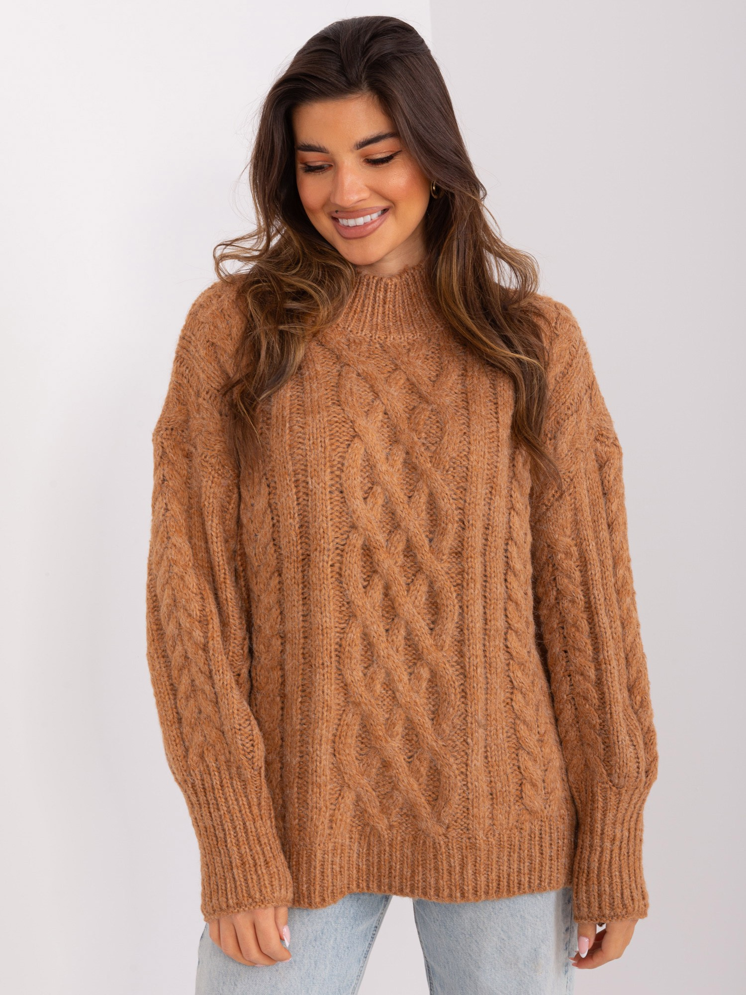 Camelowy sweter z warkoczami i ściągaczami