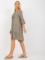 Khaki wiskozowa sukienka z falbaną i dekoltem w serek 