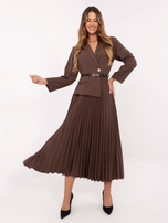 Braunes elegantes Kleid mit plissiertem Saum.