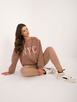 Hurt Brązowa ocieplana bluza bez kaptura z napisem