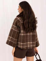 Brauner kariert Mantel mit locken 3/4 Ärmeln.